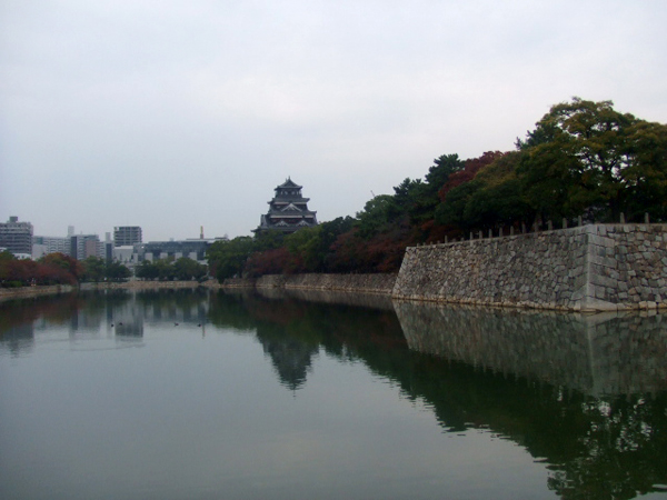 広島城公園内から見る広島城
