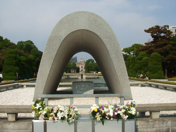 平和記念公園内の“原爆死没者慰霊碑”です。